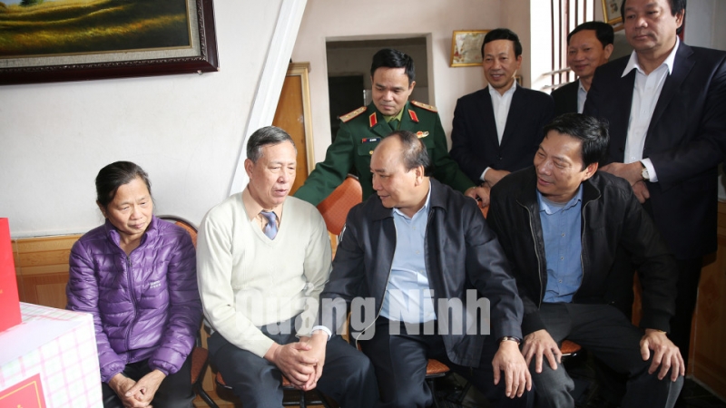 Thủ tướng thăm, tặng quà ông Nguyễn Văn Tý, thương binh hạng 1/4, tại khu 6, thị trấn Cái Rồng.