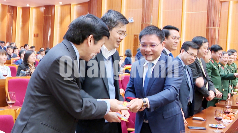 Đồng chí Nguyễn Văn Thắng, Phó Bí thư Tỉnh ủy, Chủ tịch UBND tỉnh lì xì đầu năm (1-2020). Ảnh: Thu Chung