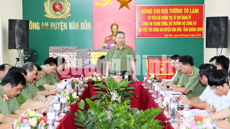 Bộ trưởng Bộ Công an Tô Lâm làm việc với công an huyện Vân Đồn (8-2019). Ảnh: Đỗ Phương