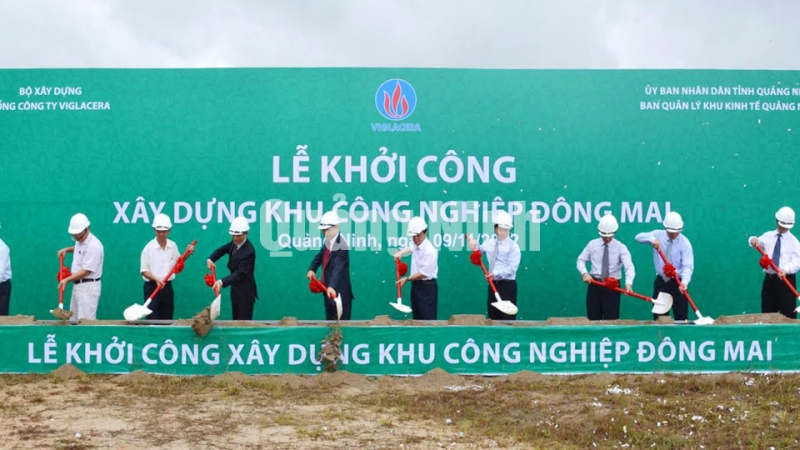 Các đại biểu làm lễ động thổ xây dựng KCN Đông Mai (9-11-2012). Ảnh: Trang Thu