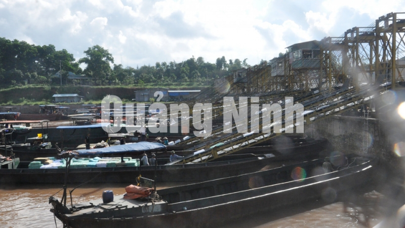 Xuất nhập khẩu hàng hoá tại Cảng ICD Thành Đạt (9-2017). Ảnh Hữu Việt