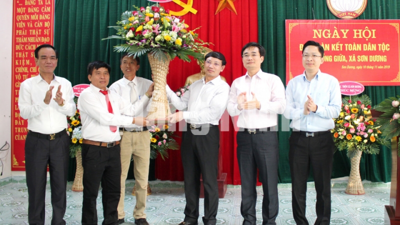 Đồng chí Bí thư Tỉnh ủy, Chủ tịch HĐND tỉnh, tặng hoa chúc mừng thôn Đồng Giữa (11-2019). Ảnh: Thu Chung