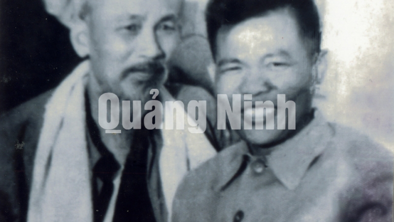 Chủ tịch Hồ Chí Minh chụp ảnh cùng đồng chí Phạm Hoành, Phó Chủ tịch Ủy ban Hành chính khu Hồng Quảng.