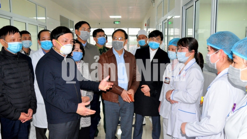 Bí thư Tỉnh ủy Nguyễn Xuân Ký động viên các cán bộ, y, bác sĩ làm nhiệm vụ trực tiếp tại khu bệnh viện cách ly đặc biệt (2-2020). Ảnh: Minh Hà