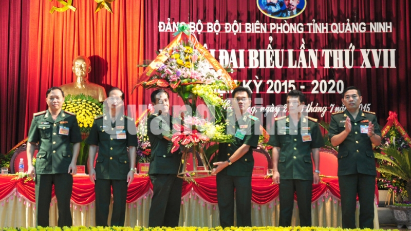 Thiếu tướng Lê Thái Ngọc, Đảng ủy viên, Phó Chính ủy Bộ Tư lệnh BĐBP Việt Nam tặng hoa chúc mừng Đại hội.