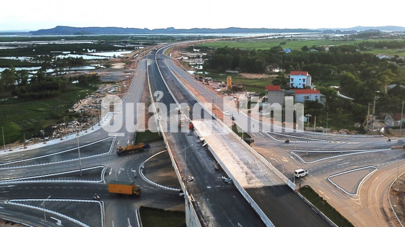 Thi công nút giao Minh Khai nối với cao tốc Hạ Long - Vân Đồn và giao cắt QL18 (7-2018). Ảnh: Đỗ Phương