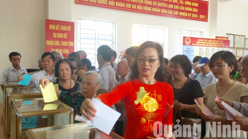 Cử tri bỏ phiếu tại khu vực bầu cử số 5, phường Hồng Hải, TP Hạ Long. Ảnh: Hoài Anh