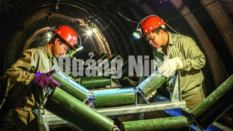 Lắp đặt hệ thống băng tải trong đường lò tuynel tây Khe Sim vận tải than từ Lép Mỹ (Than Quang Hanh) ra cảng Km6 Cẩm Phả. Ảnh: Dương Phượng Đại (CTV)