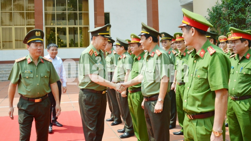 Đại tướng Tô Lâm, Ủy viên Bộ Chính trị, Bộ trưởng Bộ Công an hỏi thăm CBCS Công an tỉnh (8-2019). Ảnh: Thanh Tùng