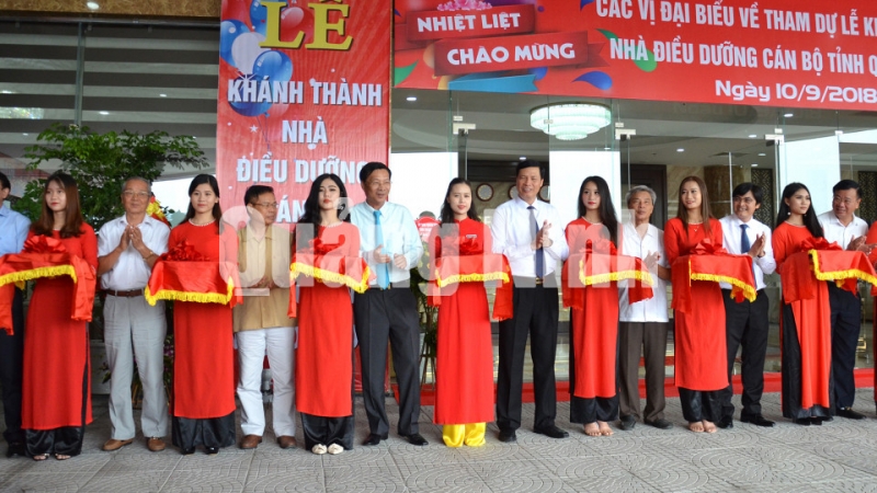 Các đại biểu cắt băng khánh thành Nhà điều dưỡng cán bộ tỉnh Quảng Ninh (9-2018). Ảnh: Nguyễn Thanh