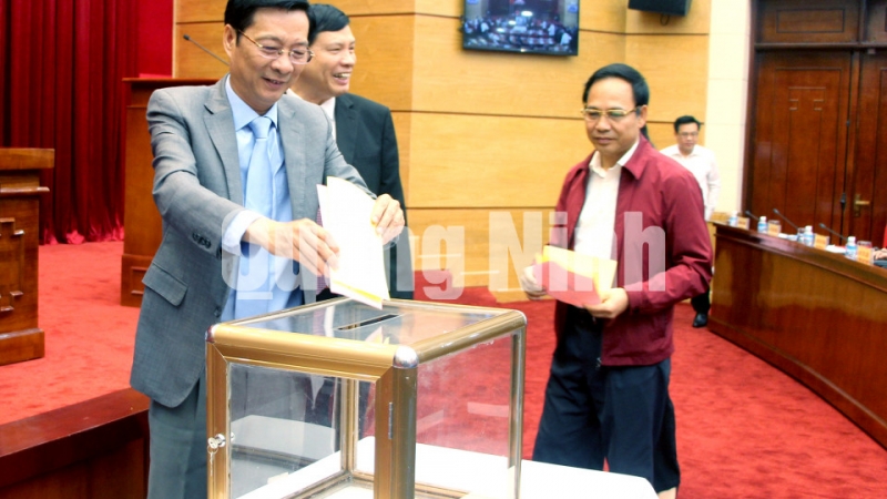 Các đại biểu bỏ phiếu bầu cử chức danh Phó Bí thư Tỉnh uỷ Quảng Ninh nhiệm kỳ 2015 - 2020 (11-2018). Ảnh: Minh Thu