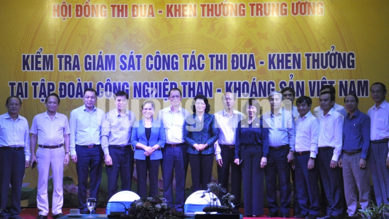 Phó Chủ tịch nước Đặng Thị Ngọc Thịnh cùng đoàn công tác Trung ương chụp ảnh cùng lãnh đạo tỉnh và TKV (11-2018). Ảnh: Hồng Nhung