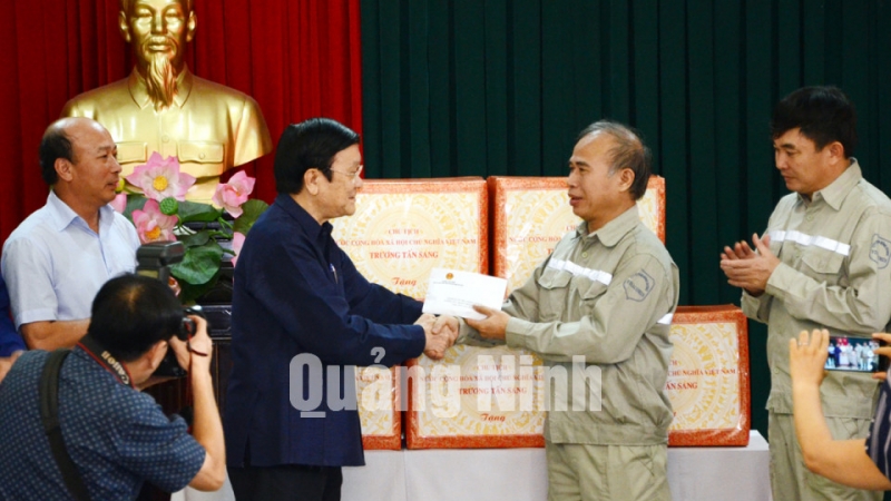 Chủ tịch nước Trương Tấn Sang tặng quà, động viên công nhân Công ty CP Than Mông Dương