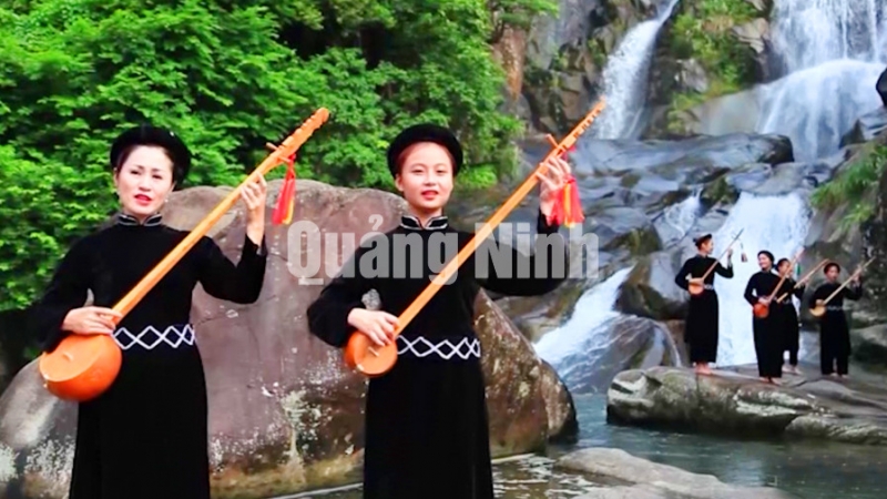 Các nghệ nhân biểu diễn hát Then (dân tộc Tày, huyện Bình Liêu) (5-2019). Ảnh: Tạ Quân