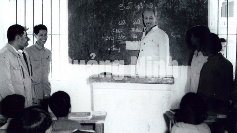 Chủ tịch Hồ Chí Minh thăm một lớp học của Trường Tiểu-Trung học Hoa Văn.
