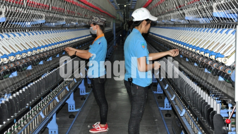 Sản xuất sợi tại Công ty TNHH Khoa học kỹ thuật Texhong Ngân Hà (1-2013). Ảnh: Hữu Việt