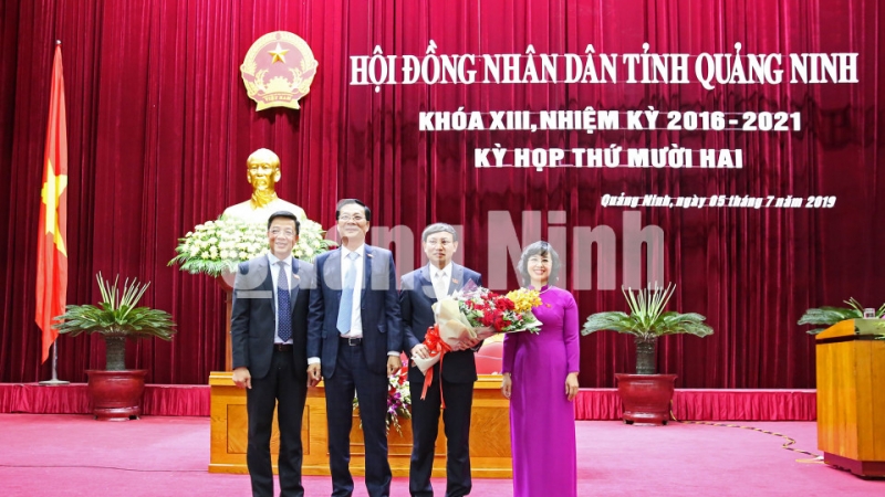 Đồng chí Nguyễn Văn Đọc, Bí thư Tỉnh ủy cùng lãnh đạo HĐND tỉnh tặng hoa chúc mừng đồng chí Nguyễn Xuân Ký (7-2019).