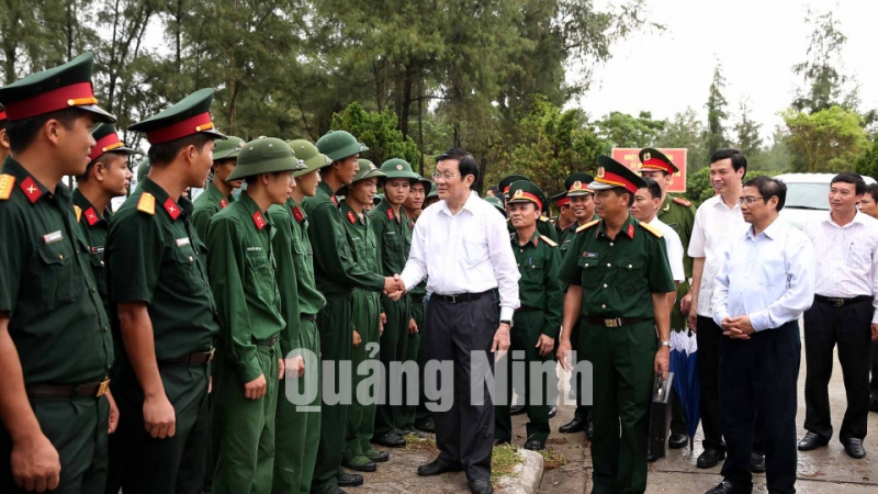 Chủ tịch nước Trương Tấn Sang thăm, động viên bộ đội trên huyện đảo Cô Tô.