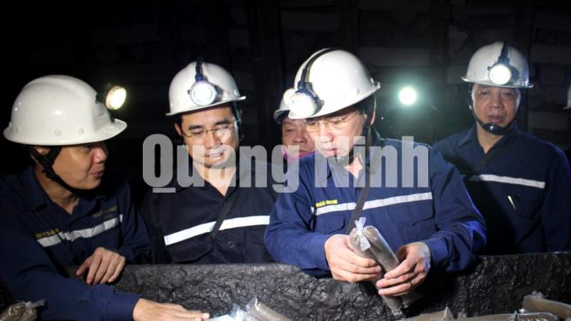 Đồng chí Bí thư Tỉnh ủy kiểm tra công tác chuẩn bị vật tư trong khai thác mỏ (3-2020). Ảnh: Thu Chung