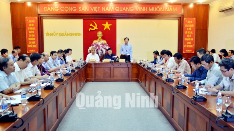Đồng chí Nguyễn Văn Đọc, Bí thư Tỉnh ủy, Chủ tịch HĐND tỉnh báo cáo tình hình mưa lụt trên địa bàn tỉnh