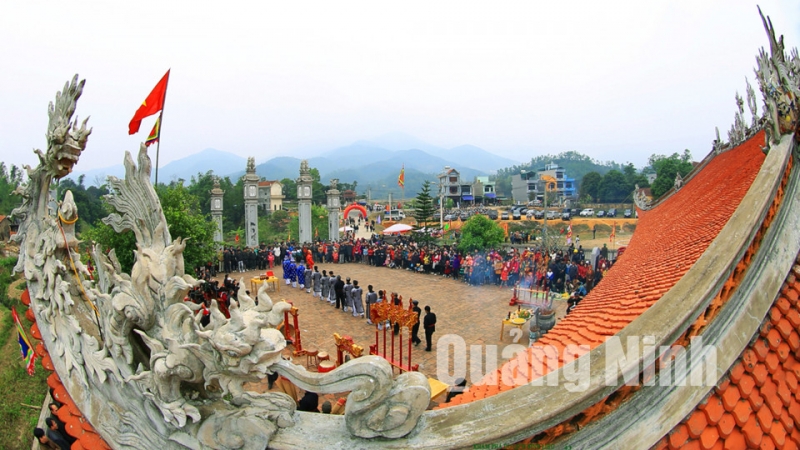 Toàn cảnh lễ hội đình Lục Nà (12-2015). Ảnh: Đỗ Giang