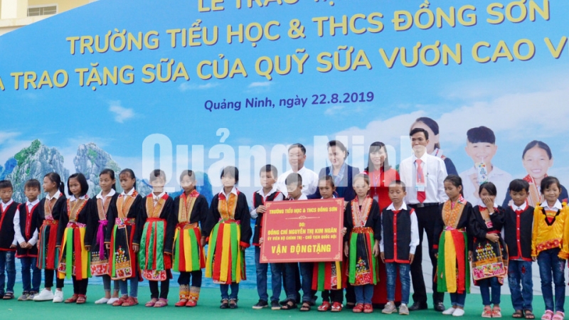 Chủ tịch Quốc hội Nguyễn Thị Kim Ngân cùng đại diện các nhà tài trợ trao tặng công trình trường cho thầy và trò nhà trường trước năm học mới (8-2019). Ảnh: Nguyễn Thanh