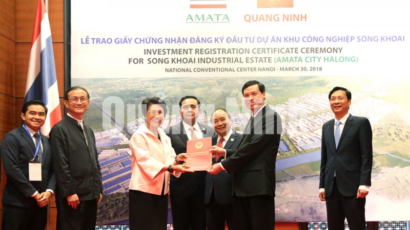 Đồng chí Nguyễn Đức Long, Phó Bí thư Tỉnh ủy, Chủ tịch UBND tỉnh, trao giấy chứng nhận đầu tư cho nhà đầu tư (3-2018). Ảnh: Hùng Sơn