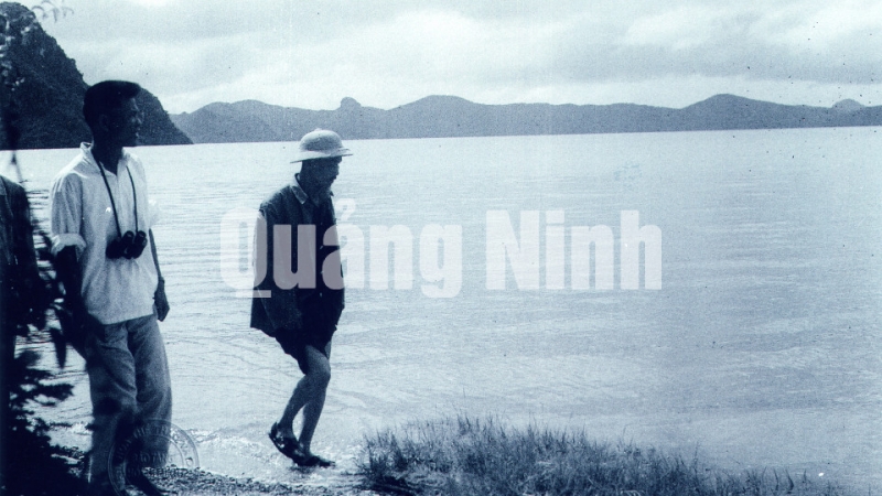 Chủ tịch Hồ Chí Minh thăm đảo Tuần Châu, ngày 5-10-1957. Cùng đi với người có đồng chí Nguyễn Tuân, Bí thư Khu ủy Hồng Quảng.