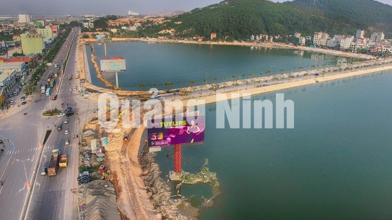 TP Hạ Long cải tạo hồ điều hòa Ao Cá Kênh Đồng, dự kiến sẽ hoàn thành thi công vào cuối năm 2017. Ảnh: Đỗ Phương