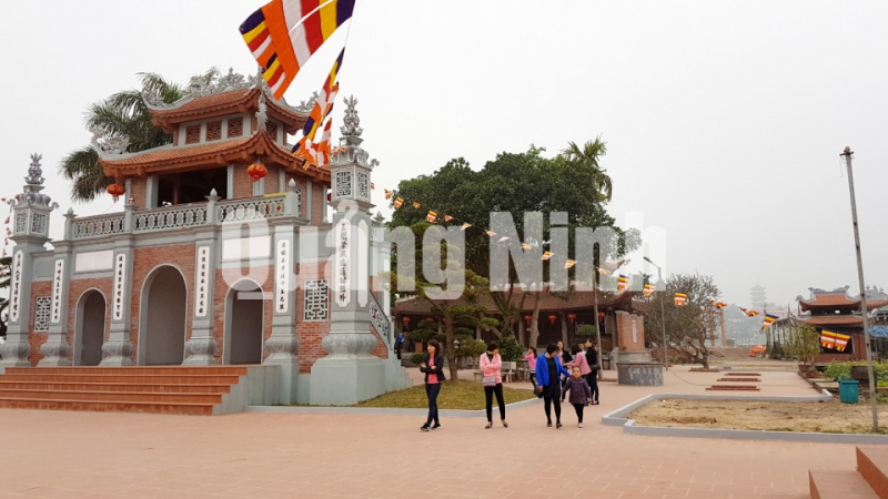 Người dân và khách thập phương có dịp đến Móng Cái vẫn thường viếng thăm đền Xã Tắc.