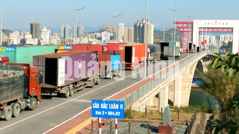Hoạt động xuất nhập khẩu qua cửa khẩu Bắc Luân II (12-2020). Ảnh: Đàm Tuấn