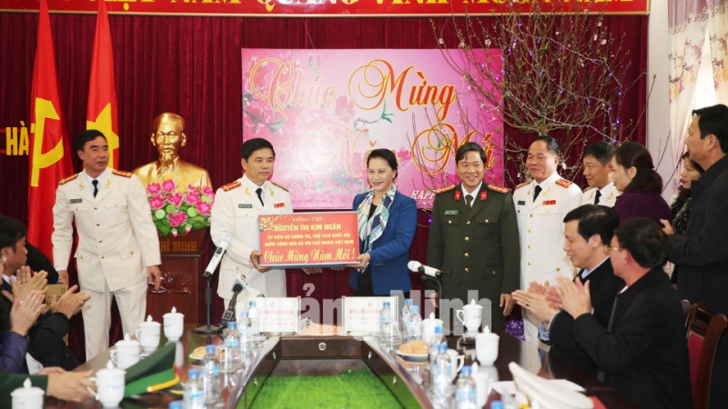 Chủ tịch Quốc hội Nguyễn Thị Kim Ngân thăm, tặng quà cán bộ chiến sỹ Công an huyện huyện Hải Hà.