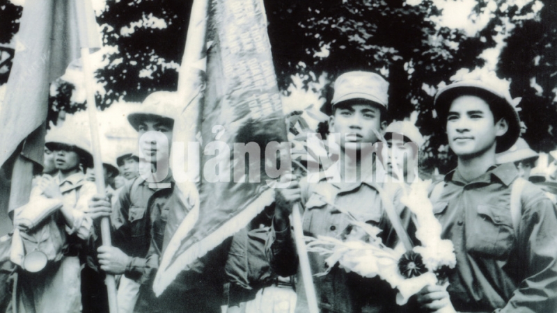 Chiến sĩ Binh đoàn Than nhận cờ Quyết thắng của tỉnh trao tặng. Ảnh: Quang Sơn