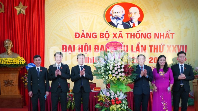 Bí thư Tỉnh ủy Nguyễn Xuân Ký tặng hoa chúc mừng Đại hội (3-2020). Ảnh: Hồng Nhung