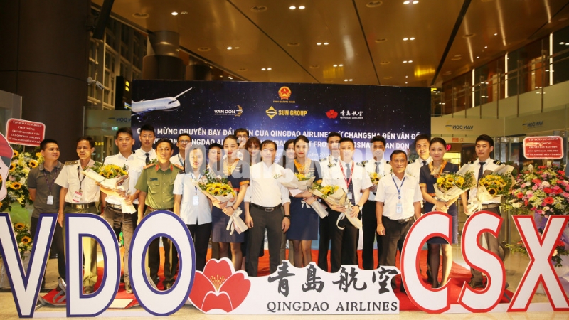 Lãnh đạo Cảng hàng không quốc tế Vân Đồn tặng hoa chào mừng phi hành đoàn chuyến bay Hồ Nam - Vân Đồn (7-2019). Ảnh: Đỗ Phương