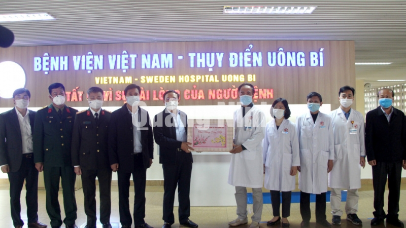 Bí thư Tỉnh ủy Nguyễn Xuân Ký tới thăm,động viên, chúc Tết y, bác sĩ Bệnh viện Việt Nam - Thụy Điển Uông Bí (2-2020). Ảnh: Thu Chung