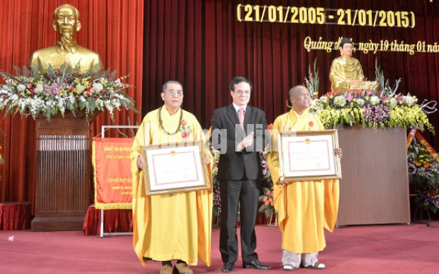 Thượng toạ Thích Đạo Quang và đại đức Thích Đạo Hiển được trao tặng Huân chương Đại đoàn kết dân tộc tại lễ kỷ niệm.