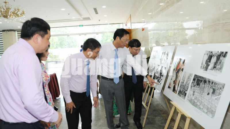 Đại biểu thăm khu vực trưng bày sách ảnh Những hình ảnh Chủ tịch Hồ Chí Minh với Quảng Ninh do Trung tâm Truyền thông tỉnh và Thư viện tỉnh thực hiện (8-2019). Ảnh: Đỗ Phương