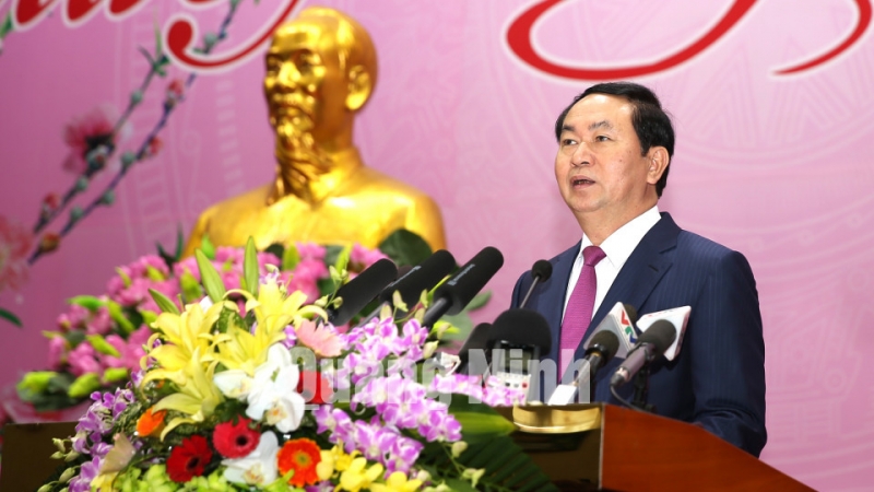 Chủ tịch nước chúc mừng kết quả đạt được trong những năm qua của tỉnh Quảng Ninh. Ảnh: Đỗ Giang