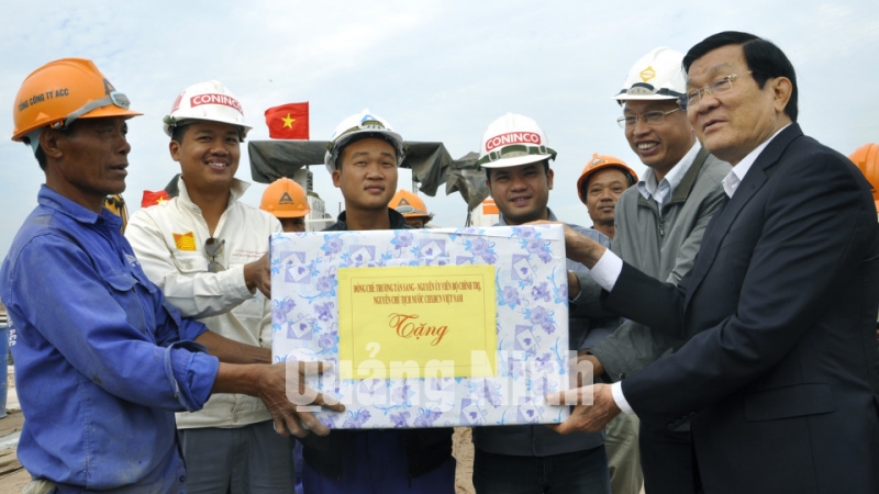 Đồng chí Trương Tấn Sang tặng quà và trò chuyện với kỹ sư, công nhân thi công dự án Cảng hàng không Quảng Ninh