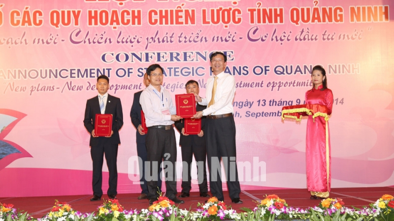 Chủ tịch UBND tỉnh Nguyễn Văn Đọc trao bản thỏa thuận hợp tác đầu tư cho các nhà đầu tư.