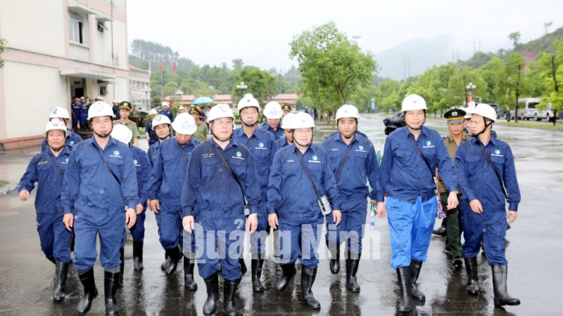 Phó Thủ tướng Trịnh Đình Dũng đã đến thăm và khảo sát tình hình sản xuất tại lò chợ Công ty CP than Nam Mẫu-TKV