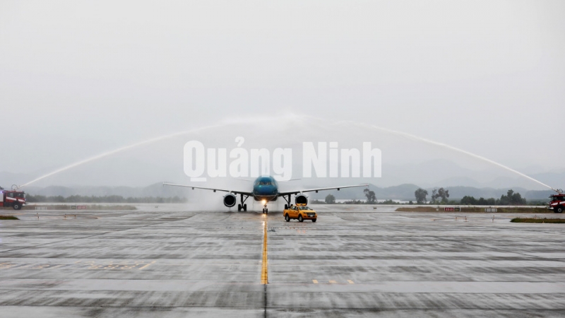 Màn phun vòi rồng chào đón đường bay mới Vân Đồn - Đà Nẵng (1-11-2019). Ảnh: Hùng Sơn