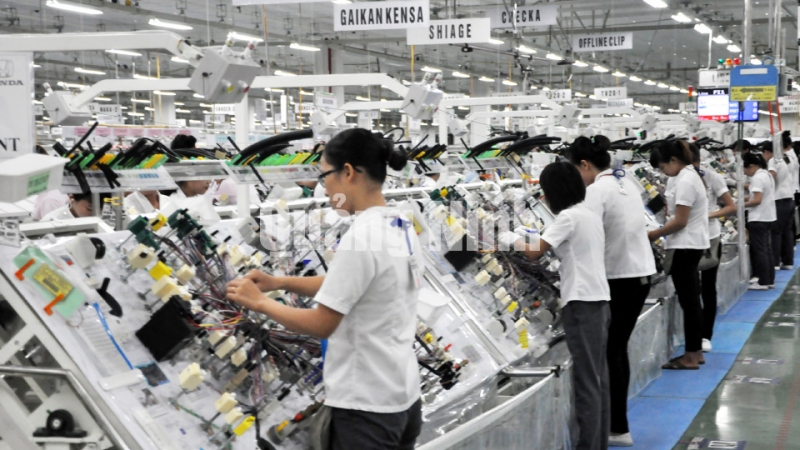 Sản xuất hệ thống dây dẫn và các cụm thiết bị điện ô tô tại nhà máy Yazaki, Chi nhánh Quảng Ninh (KCN Đông Mai, TX Quảng Yên). Ảnh: Lê Hải