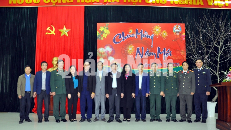 Bí thư Tỉnh ủy chúc Tết và chụp ảnh lưu niệm cùng lãnh đạo xã Hoành Mô (huyện Bình Liêu) và đại diện các lực lượng đóng quân trên địa bàn (1-2020). Ảnh: Minh Hà
