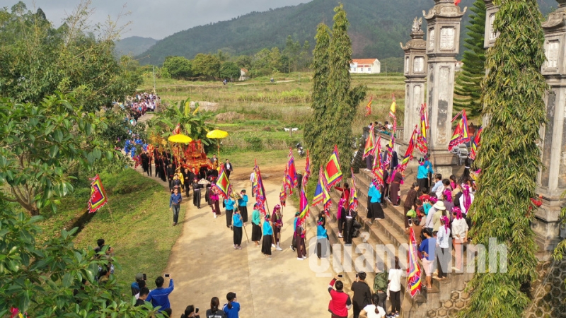 Lễ rước thành hoàng Hoàng Cần (2-2019). Ảnh: Hùng Sơn