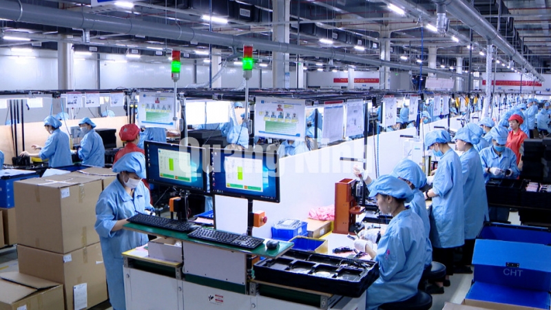 Sản xuất loa và tai nghe tại nhà máy của Công ty Tonly Technology Limited, KCN Đông Mai (TX Quảng Yên). Ảnh: Hồng Nhung