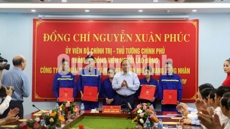 Thủ tướng tặng quà cho các công nhân có hoàn cảnh khó khăn tại Công ty CP Than Hà Lầm (5-2020). Ảnh: Trung tâm Truyền thông Quảng Ninh