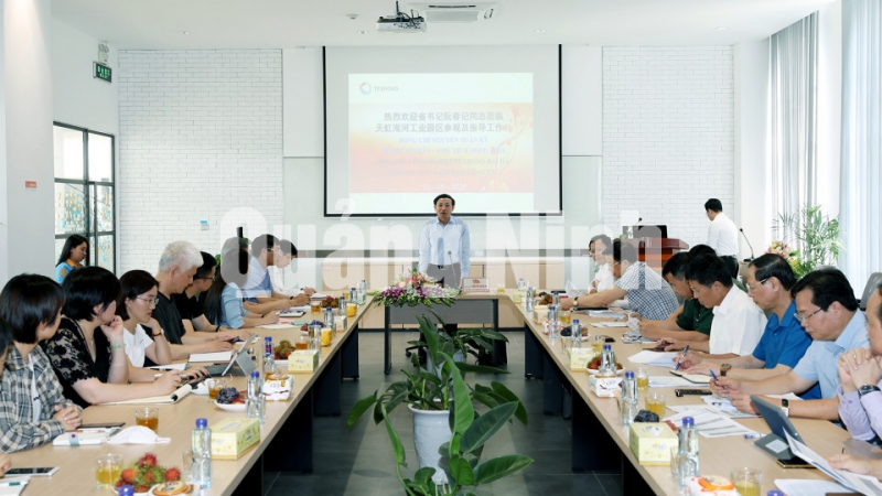 Bí thư Tỉnh ủy Nguyễn Xuân Ký làm việc với nhà đầu tư tại KCN Cảng biển Hải Hà (5-2020). Ảnh Đỗ Phương