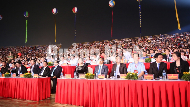 Các đồng chí lãnh đạo Đảng, Nhà nước dự lễ khai mạc Carnaval Hạ Long 2018. Ảnh: Đỗ Phương
